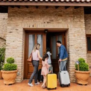 CRL2.1: Fidelització i comunitat de clients repetidors per a allotjaments rurals
